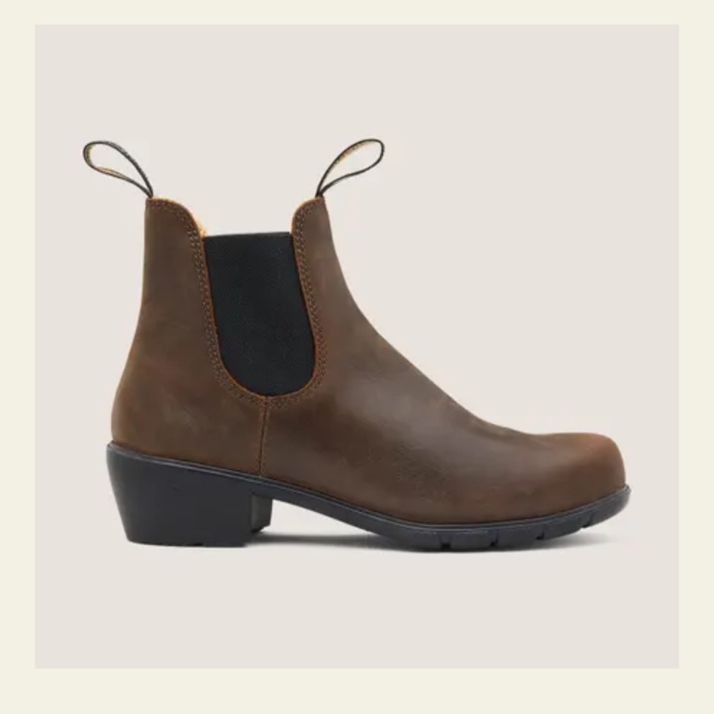 NWT Chelsea heeled leather boots